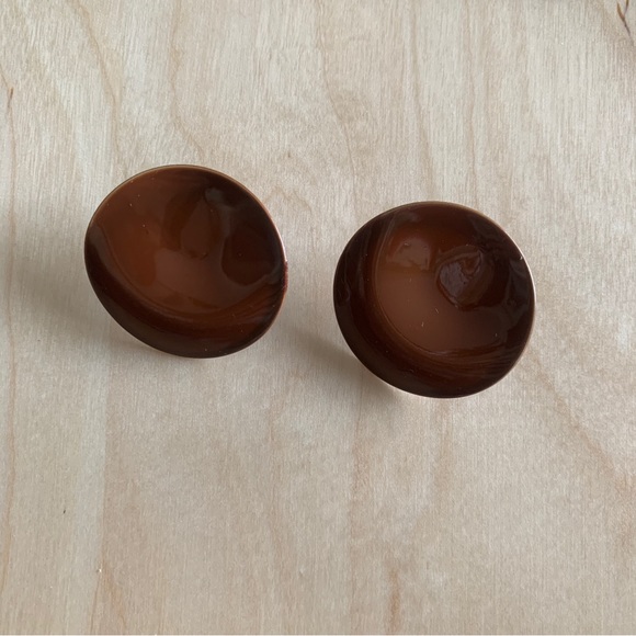 VINTAGE ENAMEL EARRINGS. BROWN/ COPPER ORNATE SHAPE - Picture 4 of 5